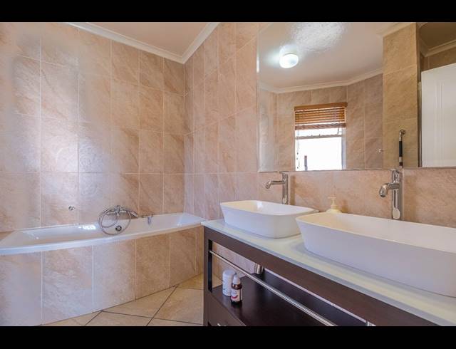 4 BEDROOM APARTMENT FOR SALE IN BEDFORD PARK